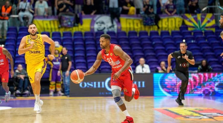 טוני דגלאס בפעולה