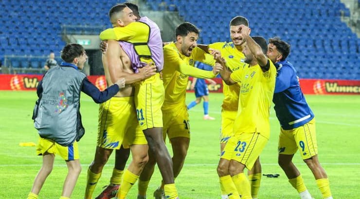 מכבי הרצליה חוגגים (שחר גרוס) מכבי הרצליה חוגגים