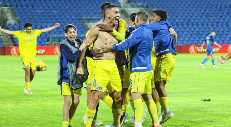 שחקני מכבי הרצליה בטירוף (שחר גרוס) שחקני מכבי הרצליה בטירוף