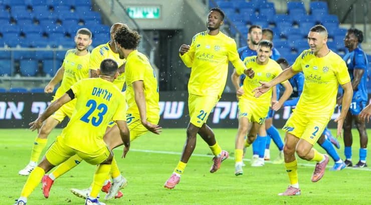 שחקני מכבי הרצליה חוגגים (שחר גרוס) שחקני מכבי הרצליה חוגגים