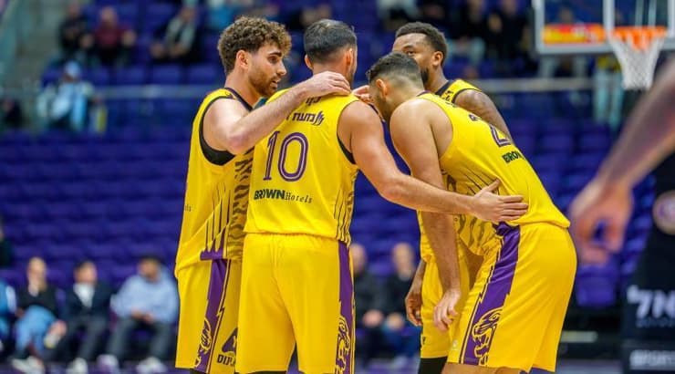 שחקני הפועל חולון