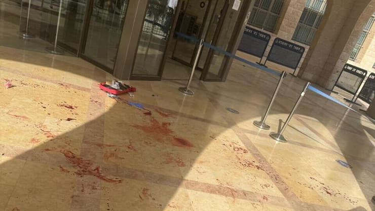 דם על רצפת בית המשפט בתל שבע, אתמול (צילום: שימוש לפי סעיף 27 א' לחוק זכויות יוצרים) דם על רצפת בית המשפט