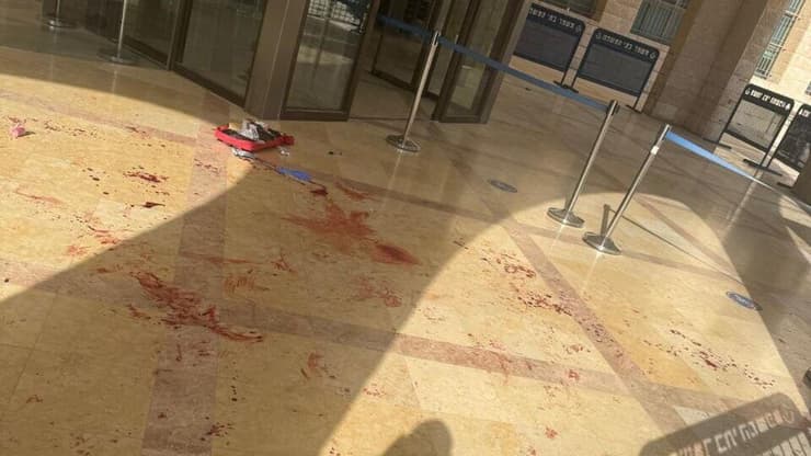 דם על רצפת בית המשפט