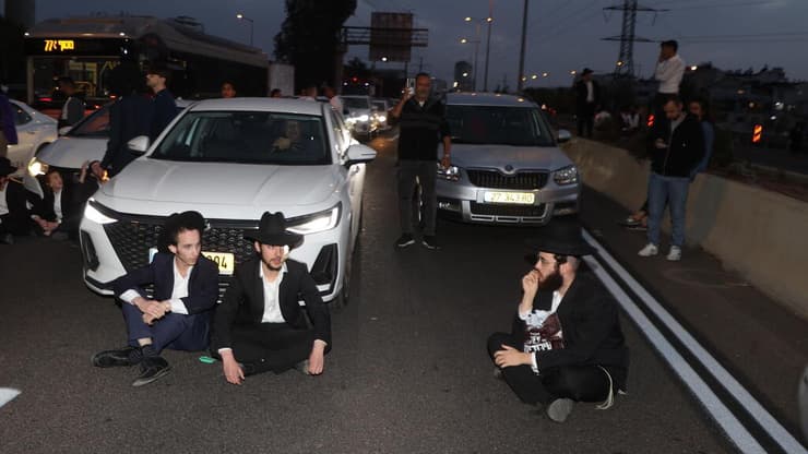 הפגנת חרדים קיצונים נגד חוק הפטור מגיוס במחלף גהה על כביש 4