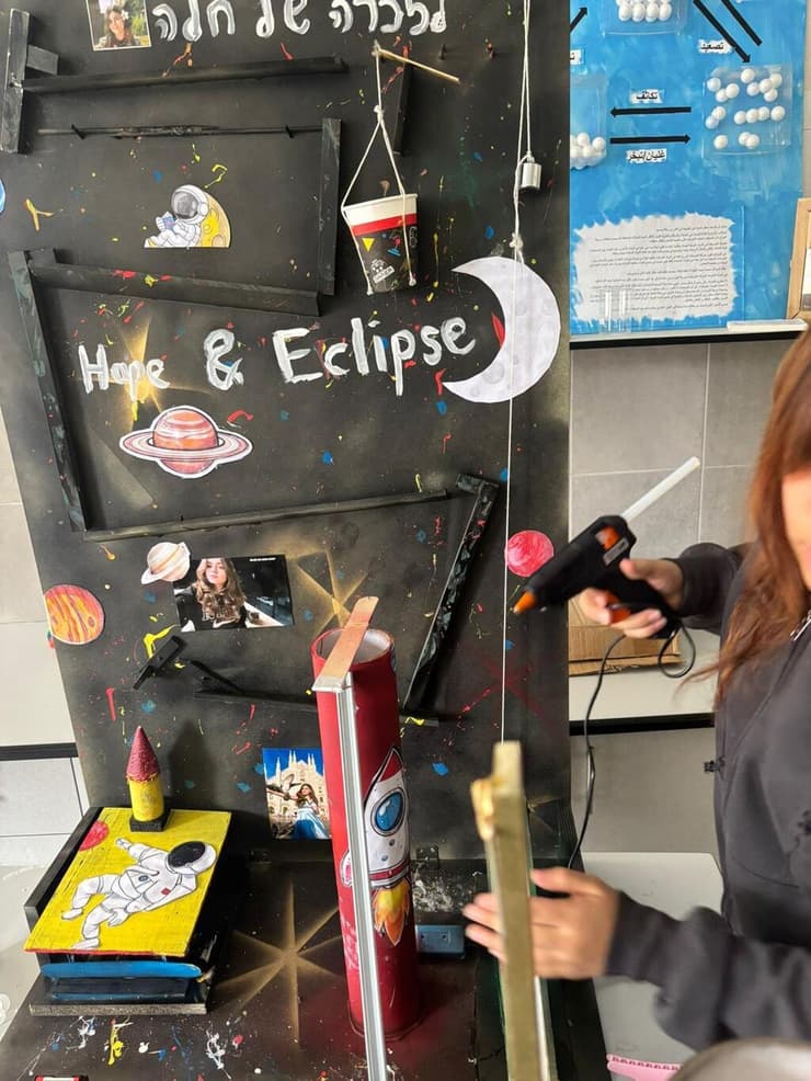 מכונת רוב גולדברג לזכרקה של חלא רג'א ח'טיב ז"ל (צילום: ראמה יאסין) מכונת רוב גולדברג לזכרקה של חלא רג'א ח'טיב ז"ל