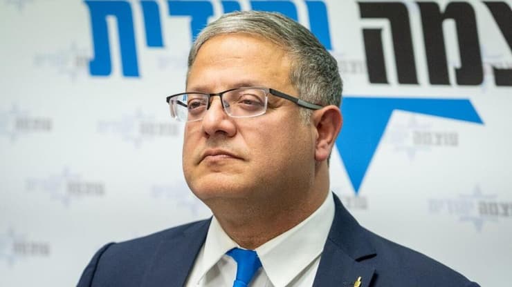 התעלם מהתקיפה, ויצא נגד בית המשפט. בן גביר (צילום: שלו שלום) איתמר בן גביר עם הסיכה שמסמלת עונש מוות למחבלים