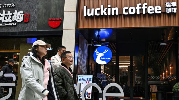 סניף של קפה לאקין בשנגחאי (צילום:AFP/Hector Retamal) סניף של קפה לאקין בשנגחאי