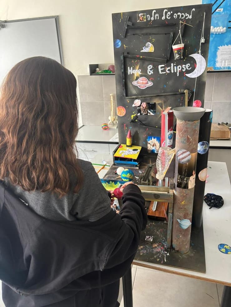 מכונת רוב גולדברג לזכרה של חלא ח'טיב ז"ל (צילום: ראמה יאסין) מכונת רוב גולדברג לזכרה של חלא ח'טיב ז"ל