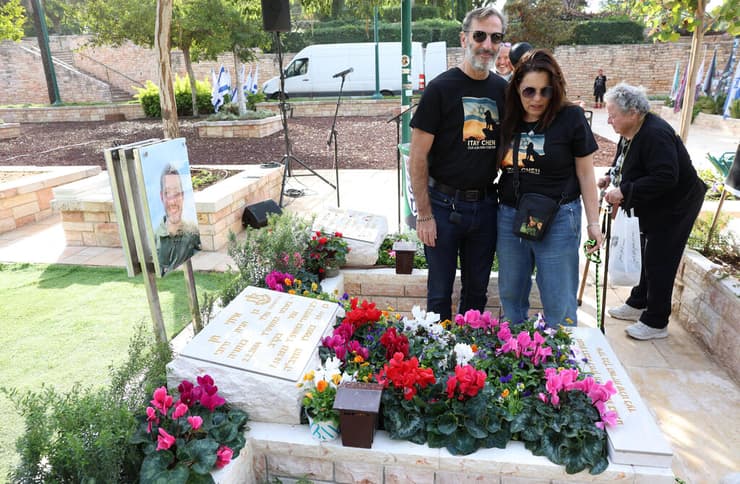הוריו של איתי חן עולים לקברו בציון ה-30 להלווייתו