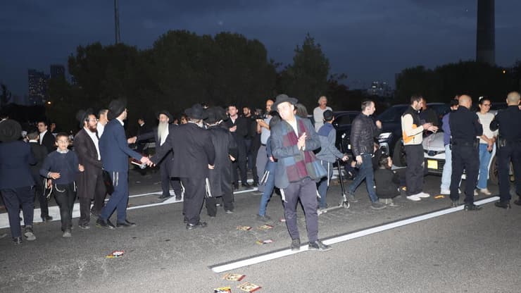 הפגנת חרדים קיצונים נגד חוק הפטור מגיוס במחלף גהה על כביש 4