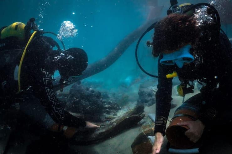 החפירות בספינת "טנטורה A" בחוף דור (צילום: ה.ברוס) החפירות בספינת "טנטורה A" בחוף דור