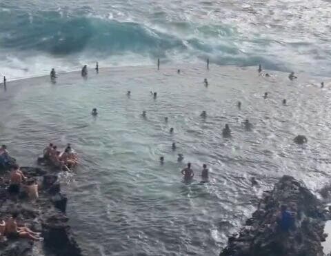 גל ענק סחף את המתרחצים לים ספרד טנריף גל סחף מתרחצים מבריכה לים