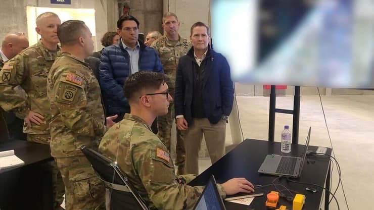 השגריר וולץ בסיור (צילום: מירי שמעונוביץ) השגריר וולץ והשגריר דנון בסיור בגבול הדרום