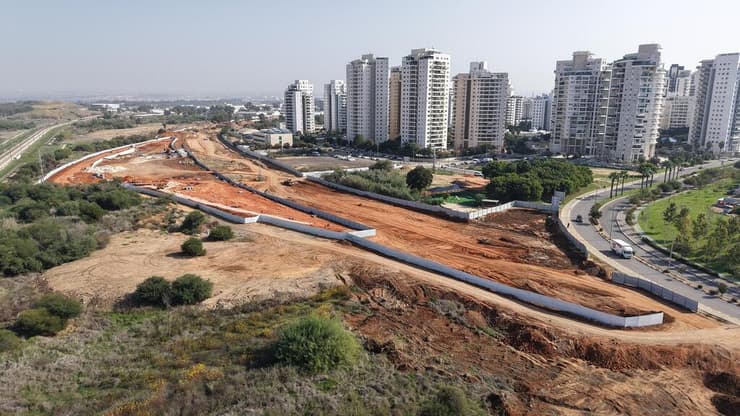 אתר פינוי האזבסט סמוך לבית הספר פאול קור, במקום שבו אמור להיסלל כביש חדש בן שישה נתיבים (צילום: באדיבות תושבי שכונת אם המושבות) אתר פינוי האזבסט סמוך לבית הספר פאול קור, במקום שבו אמור להיסלל כביש חדש בן שישה נתיבים