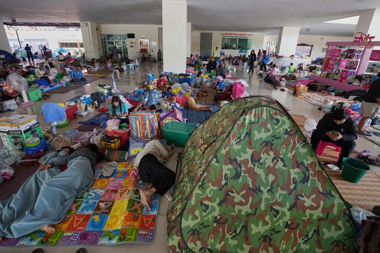 פליטים תאילנדים במקלט במחוז סורין, הבוקר (צילום: AP Photo/Sakchai Lalit) מקלט ל פליטים ב תאילנד מחוז סורין בעקבות לחימה מול קמבודיה