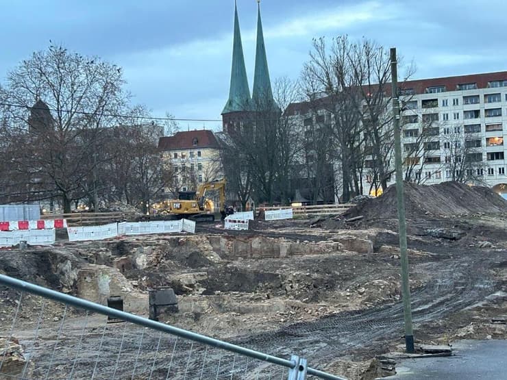 האתר שנחפר במרכז ברלין (צילום: הרב מענדל בראנדוויין) האתר שנחפר במרכז ברלין