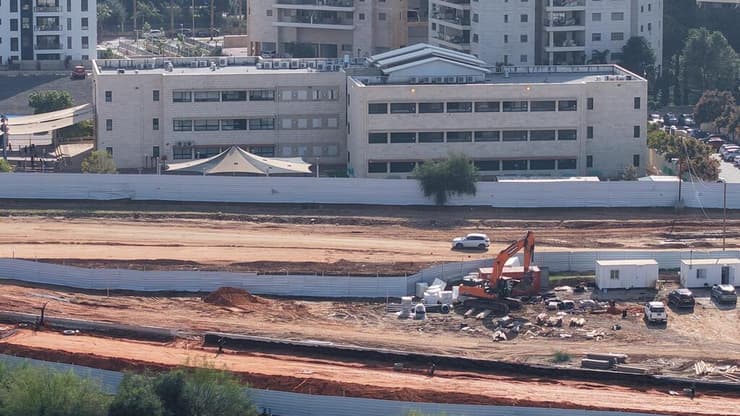 מוקד עבודות פינוי האזבסט סמוך לבית הספר פאול קור (צילום: באדיבות תושבי שכונת אם המושבות) מוקד עבודות פינוי האזבסט סמוך לבית הספר פאול קור