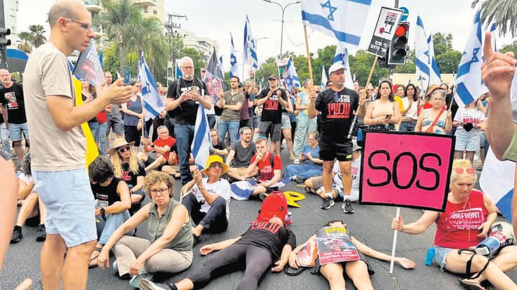 משפחות החטופים בהפגנה למען שחרורם