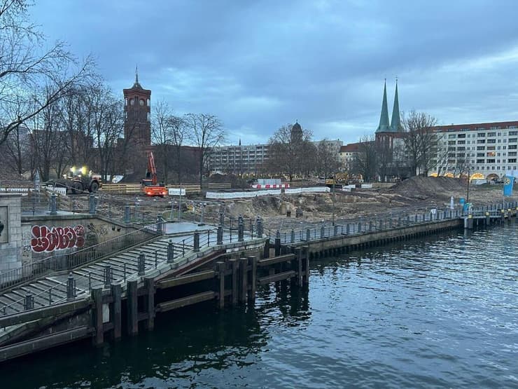 המקום בו היו בתי יהודים, ליד נהר השפּרֶה (SPREE) (צילום: הרב מענדל בראנדוויין) המקום בו היו בתי יהודים, ליד נהר השפּרֶה (SPREE)