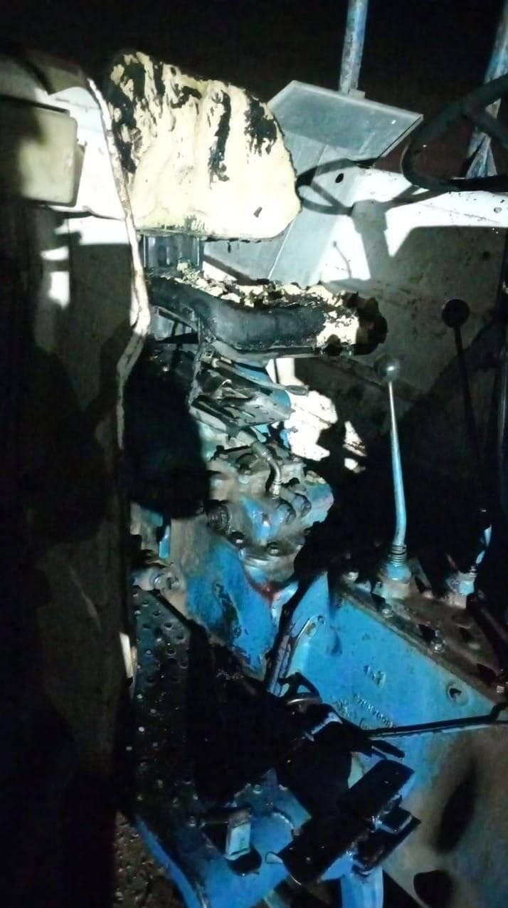 הצתת כלי הרכב במסאפר יטא מתנחלים פרצו לשטח פרטי בואדי א-רחים מדרום לחברון שרפו טרקטור וריססו גרפיטי