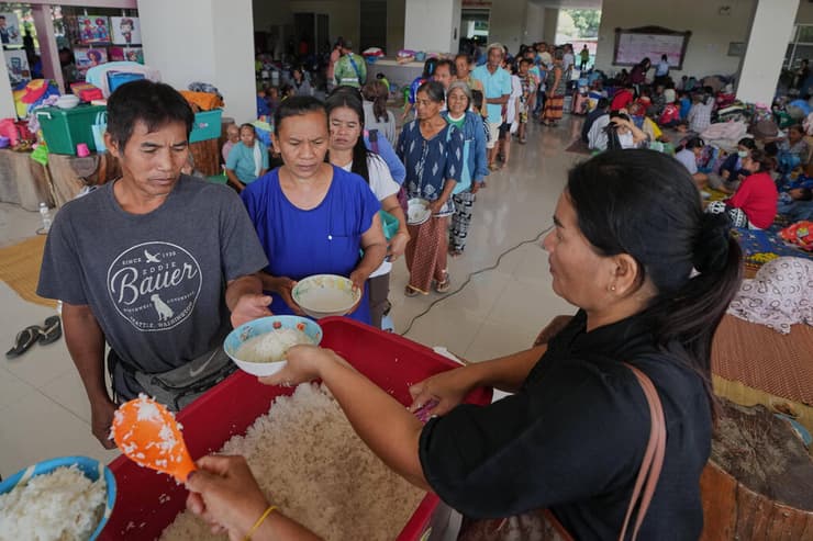 צילום: AP Photo/Sakchai Lalit מקלט ל פליטים ב תאילנד מחוז סורין בעקבות לחימה מול קמבודיה