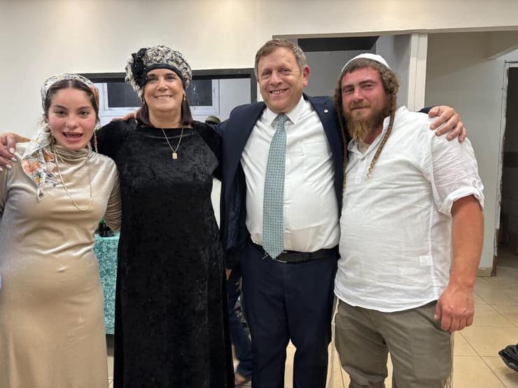 ההורים השכולים חגי ותחיה לובר (במרכז), עם הזוג המאורס יהושע ואביה, אמש ההורים השכולים חגי ותחיה לובר (במרכז), עם הזוג המאורס יהושע ואביה, אמש