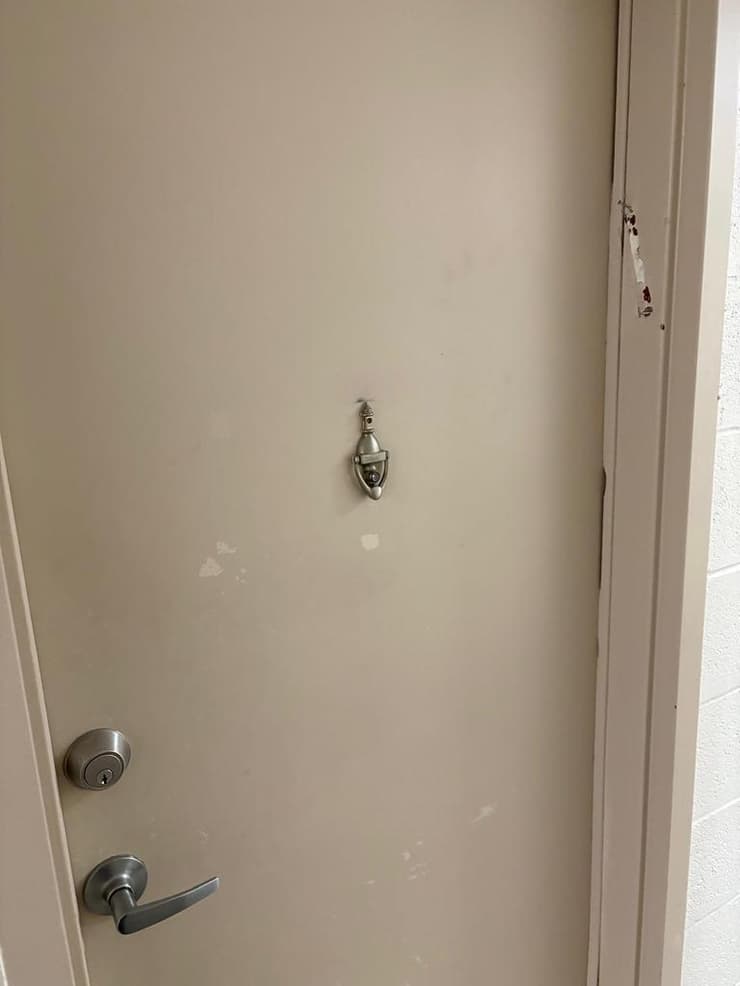 אחת הדירות שמהן נגנבה המזוזה (צילום: מתוך הרשתות החברתיות) אחת הדירות שמהן נגנבה המזוזה