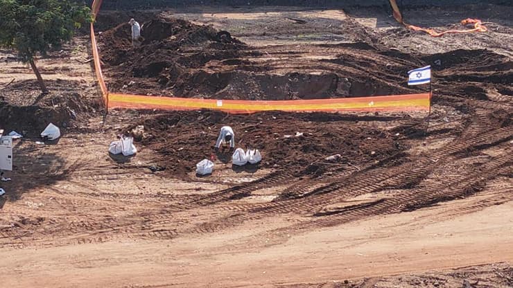 עובדים לבושים בסרבלי מיגון, מסכות נשימה וכפפות, כמתחייב בעבודה עם אזבסט, עוסקים במיון החול ומוציאים ממנו שברי אזבסט (צילום: באדיבות תושבי שכונת אם המושבות) עובדים לבושים בסרבלי מיגון, מסכות נשימה וכפפות, כמתחייב בעבודה עם אזבסט, עוסקים במיון החול ומוציאים ממנו שברי אזבסט