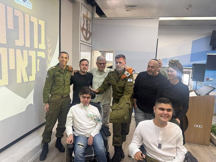אביאל (ראשון מימין) וירין עם המפקד רס"ב רן ממן, ההורים אודליה ושי ומתנדבים. "הבין שכיסא הגלגלים זה לא סוף הדרך ולא מעצור" (צילום: באדיבות "גדולים מהחיים") אביאל (ראשון מימין) וירין עם המפקד רס"ב רן ממן, ההורים אודליה ושי ומתנדבים. "הבין שכיסא הגלגלים זה לא סוף הדרך ולא מעצור"