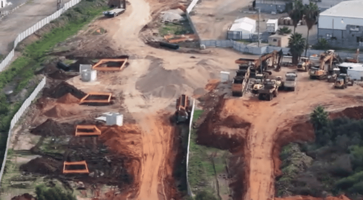 ארבעה מוקדי חפירות אזבסט סמוך לבית הספר פאול קור (צילום: באדיבות תושבי שכונת אם המושבות) ארבעה מוקדי חפירות אזבסט סמוך לבית הספר פאול קור