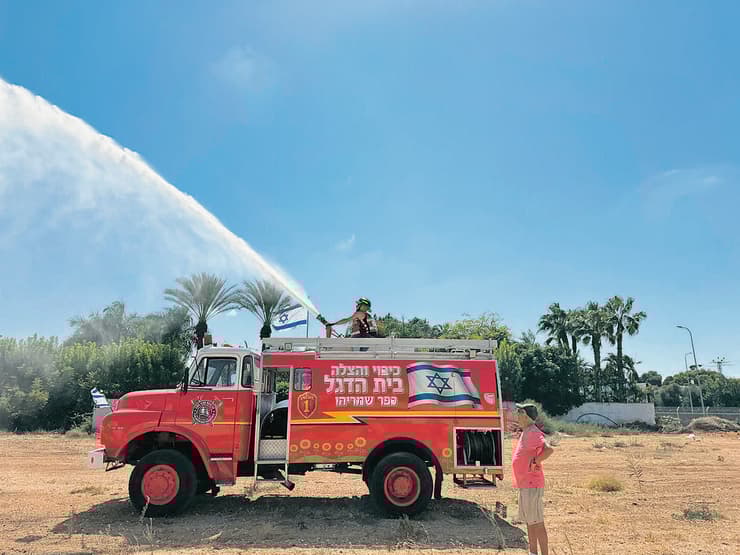 הכבאית של בועז חיון (צילום: משה לוי) הכבאית של בועז חיון