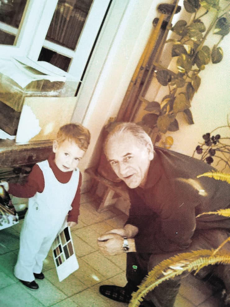  מנחם רוסק עם נכדתו ניבה רוסק-בלום