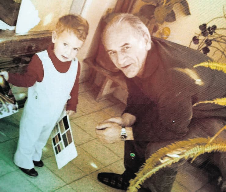  מנחם רוסק עם נכדתו ניבה רוסק-בלום