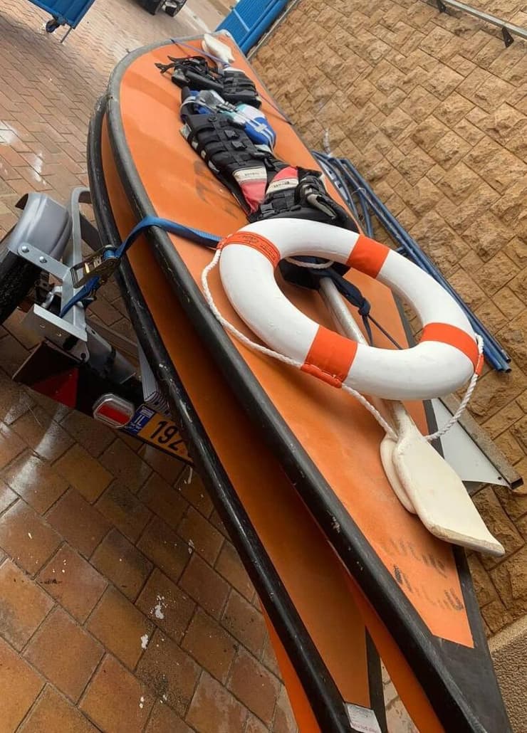 סירת חסקה שהוכנה בהרצליה למקרה הצורך (צילום: עיריית הרצליה ) נתניה: סירות חסקה ועגלות לחילוצים במידת הצורך