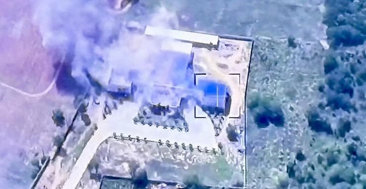 תיעוד שפרסם צבא תאילנד ובו נטען כי נראית מתקפה על "קזינו" בקמבודיה, ששימש את כוחותיה למתקפות על הכוחות התאילנדיים תיעוד שפרסם צבא תאילנד ובו נטען כי נראית מתקפה על קזינו ב קמבודיה ששימש את כוחותיה למתקפות על הכוחות התאילנדיים