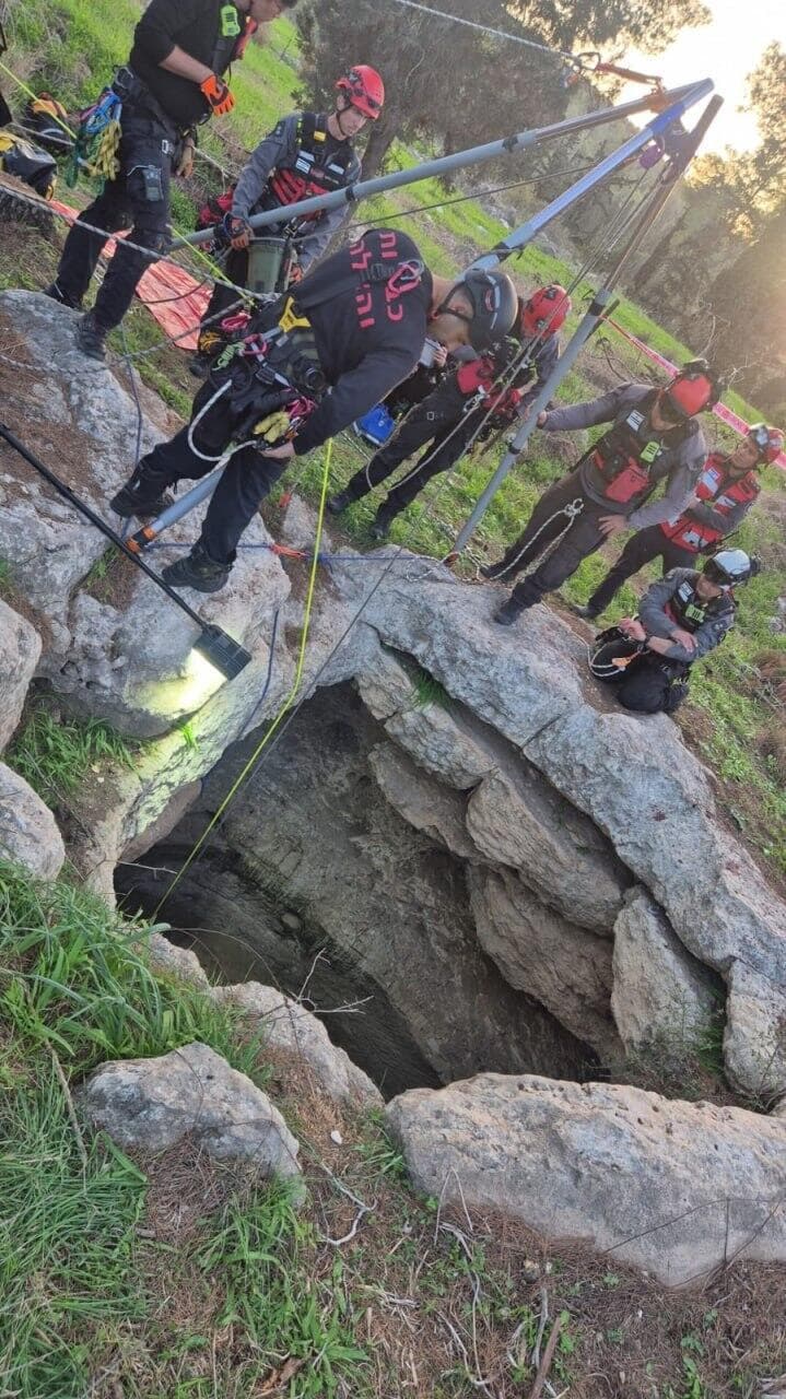 צילום: דובר כבאות והצלה תחנה אזורית אשקלון גופה אותרה בבור סמוך ליישוב כפר זוהרים