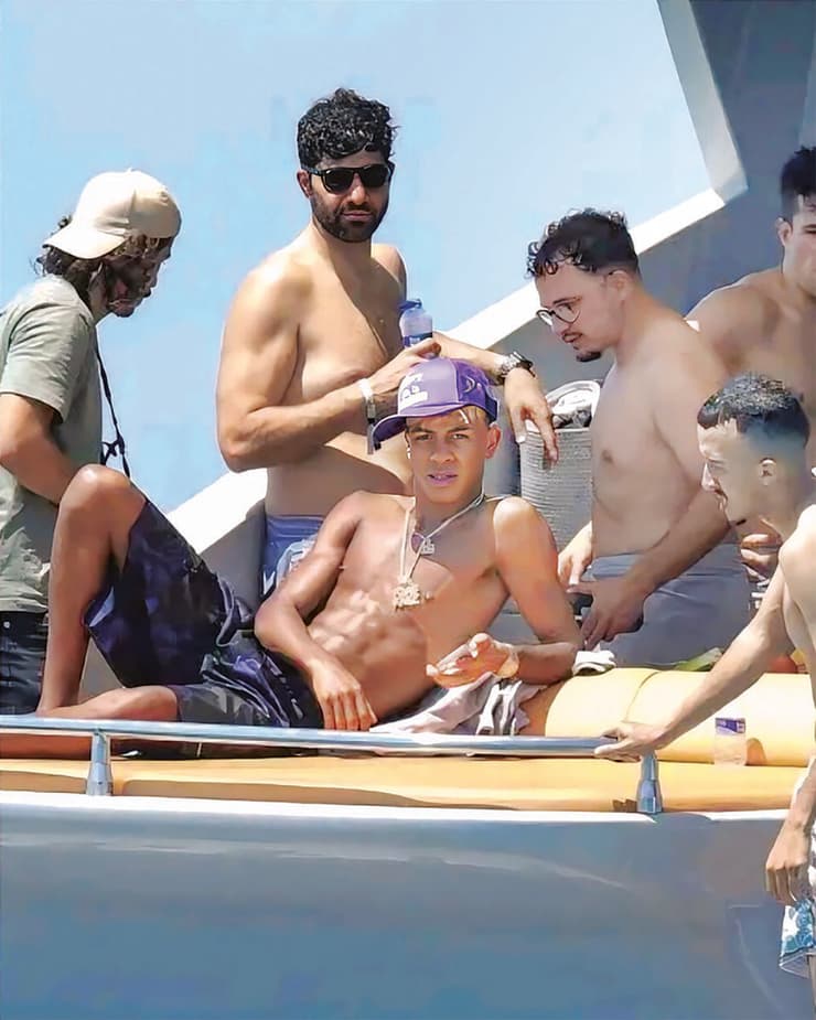 לאמין ימאל על יאכטה באיביזה (צילום: מתוך פייסבוק) לאמין ימאל על יאכטה באיביזה