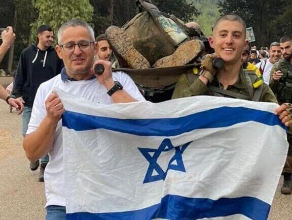 "החלטה שיש לה משמעות אישית ומשפחתית גדולה". האב אבינועם עם ברק ז"ל במסע הכומתה (צילום: באדיבות המשפחה) "החלטה שיש לה משמעות אישית ומשפחתית גדולה". האב אבינועם עם ברק ז"ל במסע הכומתה