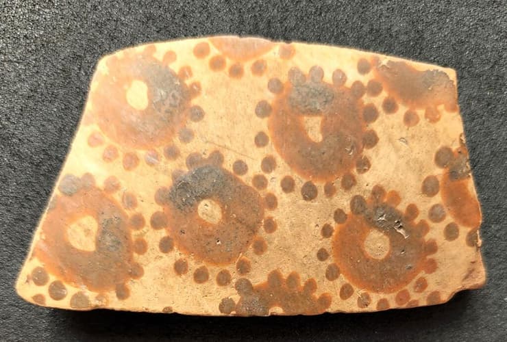 שבר כלי חרס שנושא מוטיבים צמחיים מהתרבות החלאפית, מתוך אוסף המוזיאון הבריטי