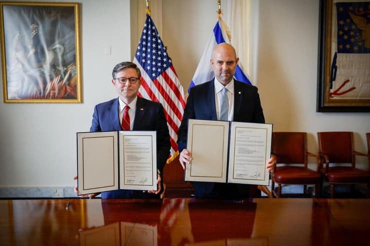 אוחנה, ג'ונסון וההצהרה החתומה (צילום: נועם מושקוביץ / דוברות הכנסת) אמיר אוחנה וייק ג'ונסון חותמים על מכתב המלצה להענקת פרס נובל לטראמפ