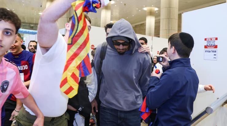 האוהדים מקבלים את השחקן בנתב"ג (שחר גרוס, ONE) האוהדים מקבלים את השחקן בנתב"ג