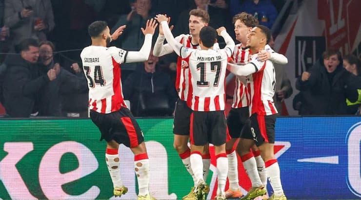 שחקני פ.ס.וו איינדהובן באים לברך את חוס תיל (IMAGO) שחקני פ.ס.וו איינדהובן באים לברך את חוס תיל