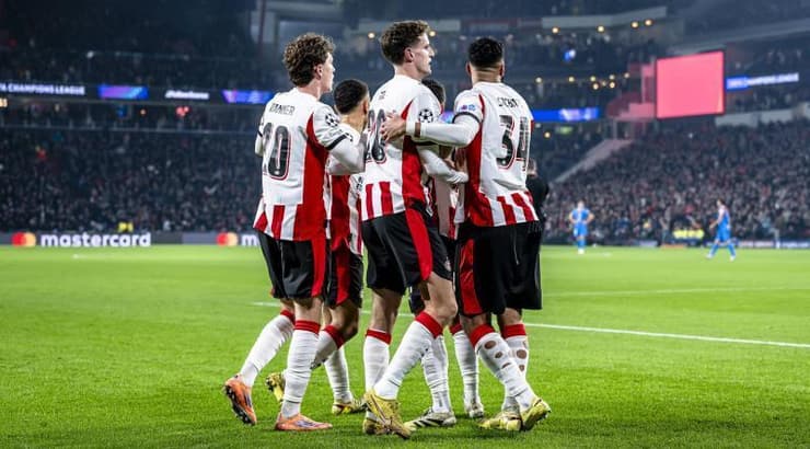 שחקני פ.ס.וו איינדהובן חוגגים (IMAGO) שחקני פ.ס.וו איינדהובן חוגגים