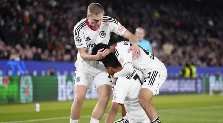 שחקני פרנקפורט חוגגים (IMAGO) שחקני פרנקפורט חוגגים