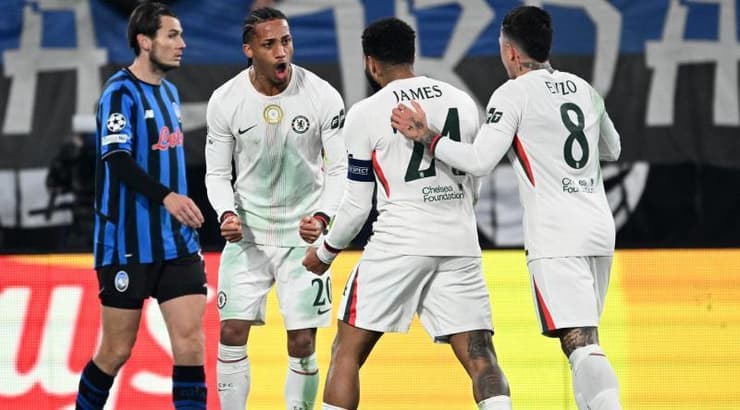 שחקני צ'לסי שמחים לאחר אישור השער (IMAGO) שחקני צ'לסי שמחים לאחר אישור השער