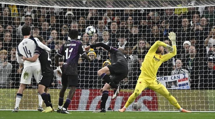 השער העצמי של דיוויד זימה (IMAGO) השער העצמי של דיוויד זימה