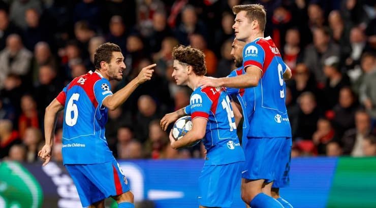 חוליאן אלברס ממהר להחזיר את הכדור למרכז המגרש (IMAGO) חוליאן אלברס ממהר להחזיר את הכדור למרכז המגרש