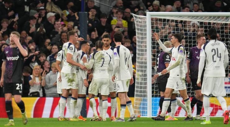 שחקני טוטנהאם חוגגים (IMAGO) שחקני טוטנהאם חוגגים