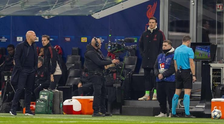 השופט פליקס צווייר מסתכל במסך (IMAGO) השופט פליקס צווייר מסתכל במסך