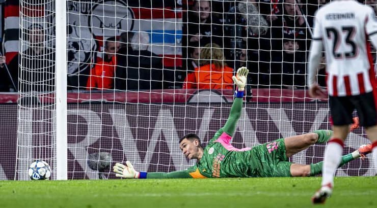 מאתיי קובאר הודף את הבעיטה של נהואל מולינה (IMAGO) מאתיי קובאר הודף את הבעיטה של נהואל מולינה